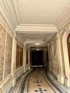 an empty hallway in a building with a hallwayngthngthngthngthngthngthngth at Appartement cosy - Sacré coeur in Paris