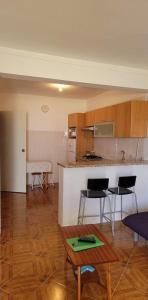 eine Küche und ein Wohnzimmer mit einem Tisch und Stühlen in der Unterkunft Djarfogo house in São Filipe