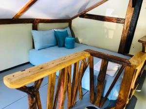 a small room with a bench and a bed at Baby Rustic in Punta Rucia