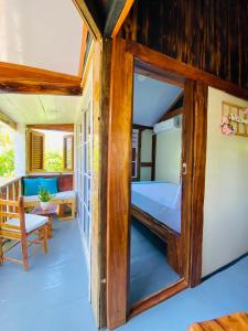 Pokój z łóżkiem piętrowym i balkonem w obiekcie Baby Rustic w mieście Punta Rucia