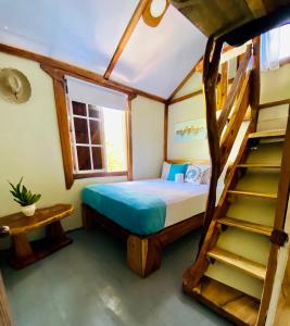 1 dormitorio con litera y escalera en Baby Rustic, en Punta Rucia