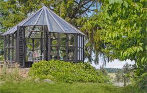 - un kiosque dans le jardin avec une chaise dans l'établissement Lovely Home In Trs With Wifi, à Tårs