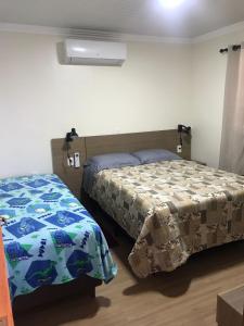 1 dormitorio con 2 camas en una habitación en Apartamento Erthal, en Canela