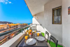 una mesa en un balcón con vistas al océano en Perfect Holiday Sea View Top Floor LosCristianos en Los Cristianos