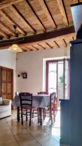 ein Esszimmer mit einem Tisch und Stühlen in der Unterkunft Il Castello in Bucine