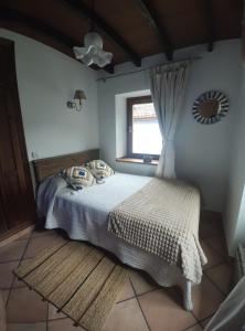 um quarto com uma cama e uma janela em Apartamento Aguas del Sella em Precendi