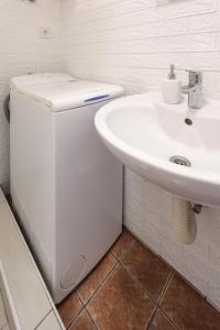 un bagno bianco con lavandino e WC di Apartman Vito a Bakar (Buccari)