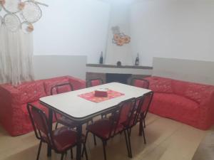 un soggiorno con tavolo e divano rosso di Mi Casa por los Caminos del Vino 