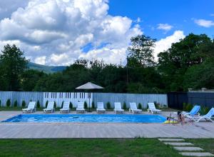 Bazén v ubytování Green Tianeti nebo v jeho okolí
