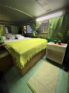 um quarto com uma cama grande na parte de trás de uma carrinha em Urban Van Glamping Riga em Riga