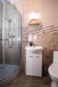 ウェバにあるADA - pokoje gościnneのバスルーム(シャワー、洗面台、トイレ付)