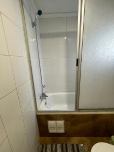 a bathroom with a shower and a tub and a toilet at Arriendo habitaciones Talca in Talca +33 photos