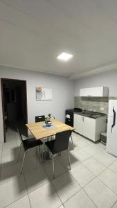 uma cozinha com mesa e cadeiras num quarto em Departamento Plumerillo 2 personas em Paraná