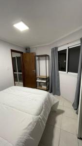 um quarto com uma grande cama branca e janelas em Departamento Plumerillo 2 personas em Paraná
