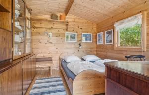 ein Bett im Inneren einer Holzhütte in der Unterkunft 3 Bedroom Gorgeous Home In Nakskov in Nakskov