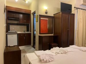 Una habitación de hotel con una cama y una cocina. en ADG Luxurious Apartments, en Leptokarya 40 fotos más