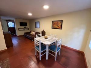 ein Wohnzimmer mit einem Tisch, Stühlen und einem Sofa in der Unterkunft casa amplia y económica in Villa de Leyva