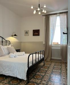 een slaapkamer met een bed en een raam bij Caves Garden in Bari