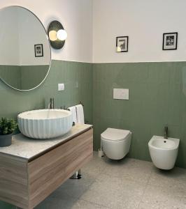 a bathroom with a tub and a toilet and a sink at Caves Garden in Bari