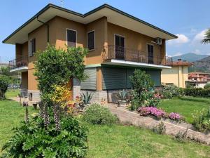 a house with a garden in front of it at Casa Vacanze Mari, Paratico in Paratico
