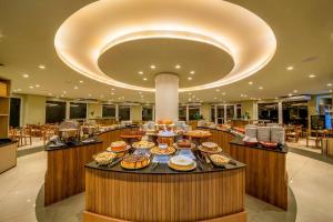 ein Food Court mit einem Haufen Kuchen auf einem Tisch in der Unterkunft Laghetto Resort Golden Gramado - 46 m2 - Vista para o Vale in Gramado