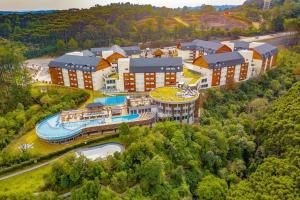 eine Luftaufnahme eines Resorts mit Swimmingpool in der Unterkunft Laghetto Resort Golden Gramado - 46 m2 - Vista para o Vale in Gramado