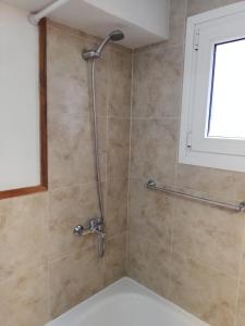 um chuveiro na casa de banho com uma janela em Alegra Centro em San Martín de los Andes