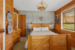 a bedroom with a large bed and a window at Cosy Central Cottage in Rotorua