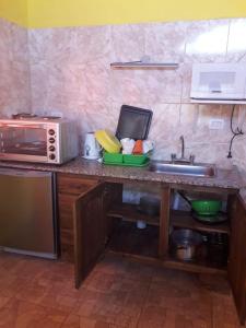 encimera de cocina con fregadero y microondas en Cabañas del Gallego en San Rafael