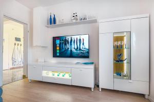 TV a/nebo společenská místnost v ubytování Blue Swan Residence - Central Pirovac - Beach - Netflix