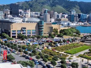 une vue aérienne sur une ville avec un parking dans l'établissement Bay Plaza Hotel, à Wellington