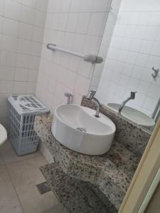 La salle de bains est pourvue d'un lavabo et d'une poubelle. dans l'établissement Apto praia de Cabo Frio, à Cabo Frio