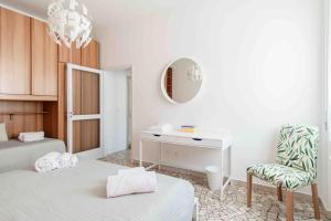 チェルノッビオにあるAppartamento Angelina - Aqua Apartmentsのベッドと机と椅子のある寝室