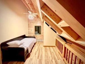 1 dormitorio con 1 cama y suelo de madera en Big Bear Cabin, en Corning