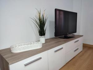 einen Fernseher auf einem weißen Schrank in der Unterkunft Apartamento Estrella de Teruel in Teruel