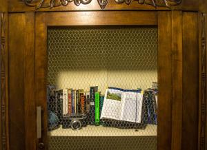 a cabinet with books on a shelf at Armaño Rural in Tama