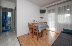 jadalnia ze stołem i krzesłami w obiekcie Stunning Apartment In Fazana With Kitchen w Fažanie