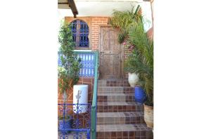 un ingresso a una casa con porta in legno e scale di Riad Wink a Marrakech