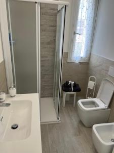 a bathroom with a shower and a toilet and a sink at Sogno di mare in Cavallino-Treporti