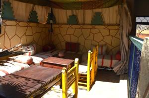 una camera con divano, tavolo e sedie di Riad Wink a Marrakech