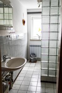 ein Bad mit einem Waschbecken und einem WC in der Unterkunft Zimmervermietung Familie Schuster in Wusterhausen