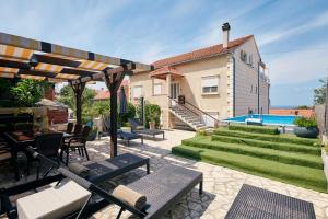 Swimmingpoolen hos eller tæt på Sea view house Cavtat