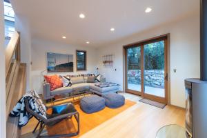 una sala de estar con un sofá y una mesa en Walk to Skiing and Main, Spectacular Old Town 4BR Modern Home, Hot Tub, Fireplace, Outdoor firepit, en Park City