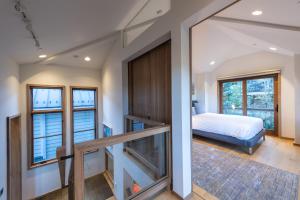 Un dormitorio con una cama y una ventana grande. en Walk to Skiing and Main, Spectacular Old Town 4BR Modern Home, Hot Tub, Fireplace, Outdoor firepit, en Park City 36 fotos más