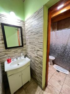 圖努揚的住宿－Departamento Terruños，一间带水槽、镜子和卫生间的浴室