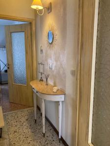 un tavolo in una stanza con uno specchio sulla parete di La Caponera a Riccò del Golfo di Spezia