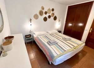 een slaapkamer met een bed en een wit aanrecht bij Casa Teahupoo in Cotillo