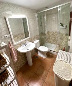 een badkamer met een toilet, een wastafel en een douche bij Casa Teahupoo in Cotillo