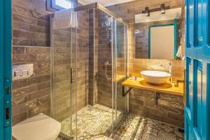ein Bad mit einer Glasdusche und einem Waschbecken in der Unterkunft Avlu Boutique Hotel in Datca
