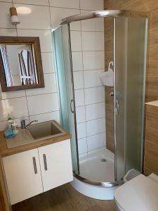 a small bathroom with a shower and a sink at Kwatery prywatne Monika i Artur Lamczyk in Władysławowo